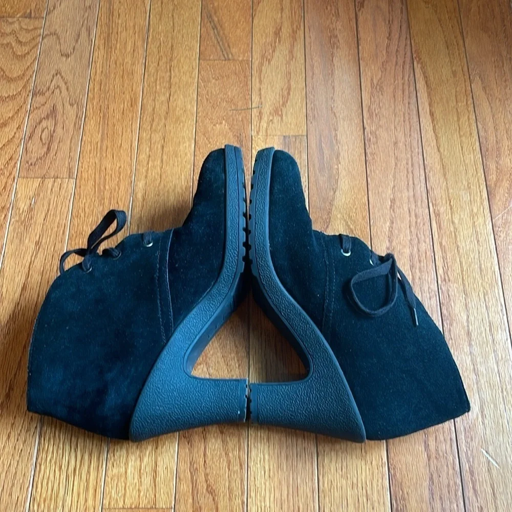 🍰 Aerosoles Ruffalo wing suede booties